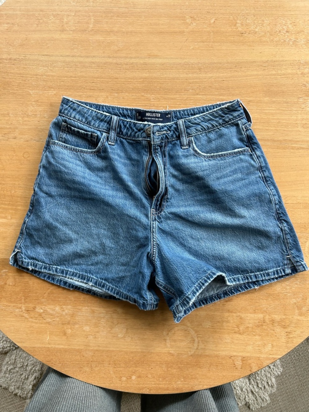Hollister Ultra High Rise Baggy 90's Denim Short Medium Wash